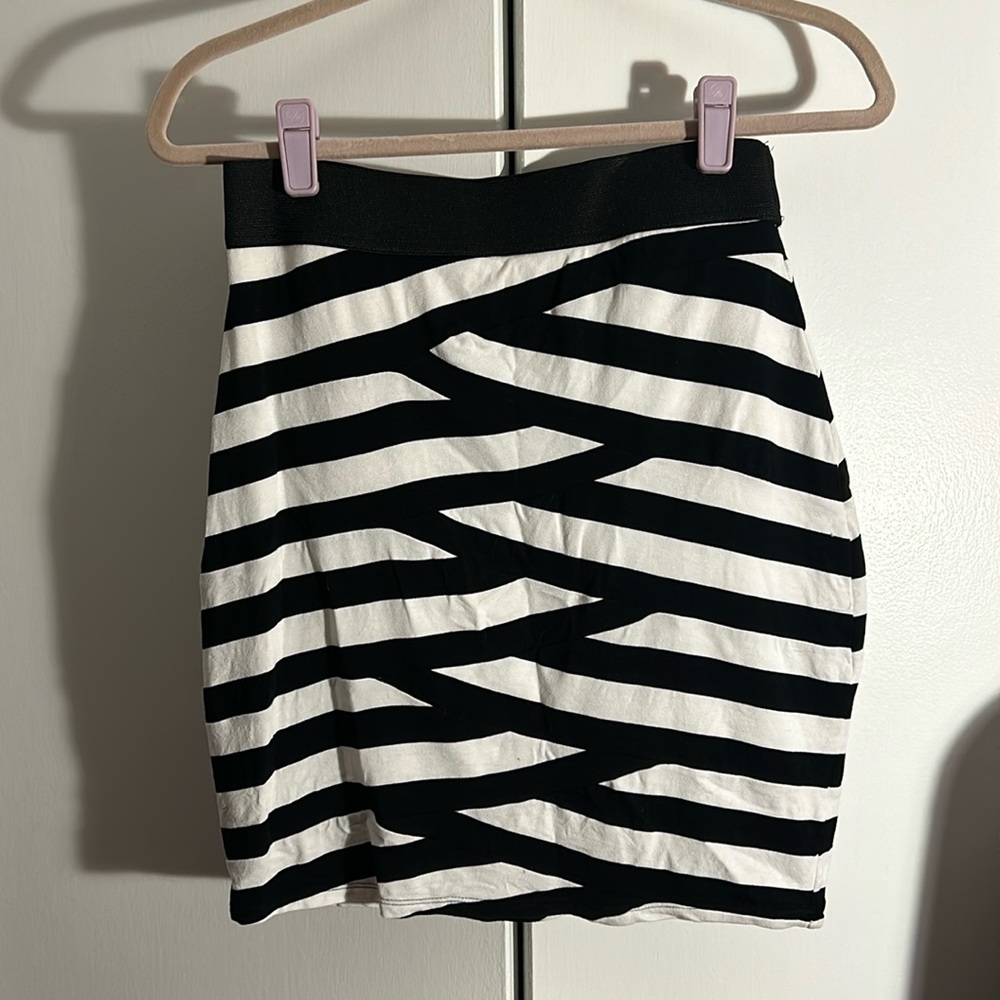 White House, black market, extra small black and white skirt